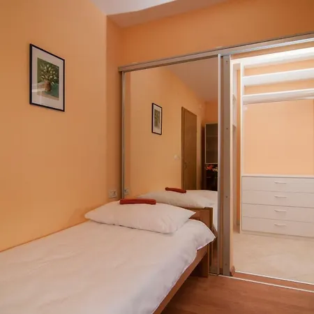Bellevue Apartment *